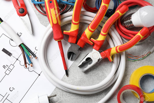 水電工程桌上的電動工具和電線。 - 裕利工程