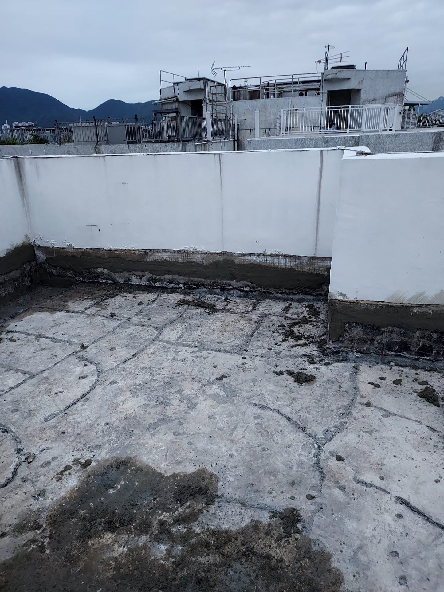 大廈的混凝土地面已使用裕利工程的觀塘大廈天台防水工程進行防水處理。
