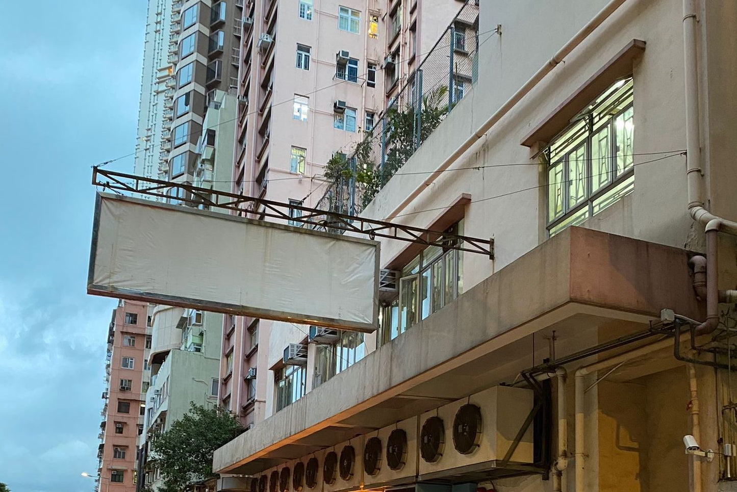 裕利工程大樓,側面貼有工程案例標誌。