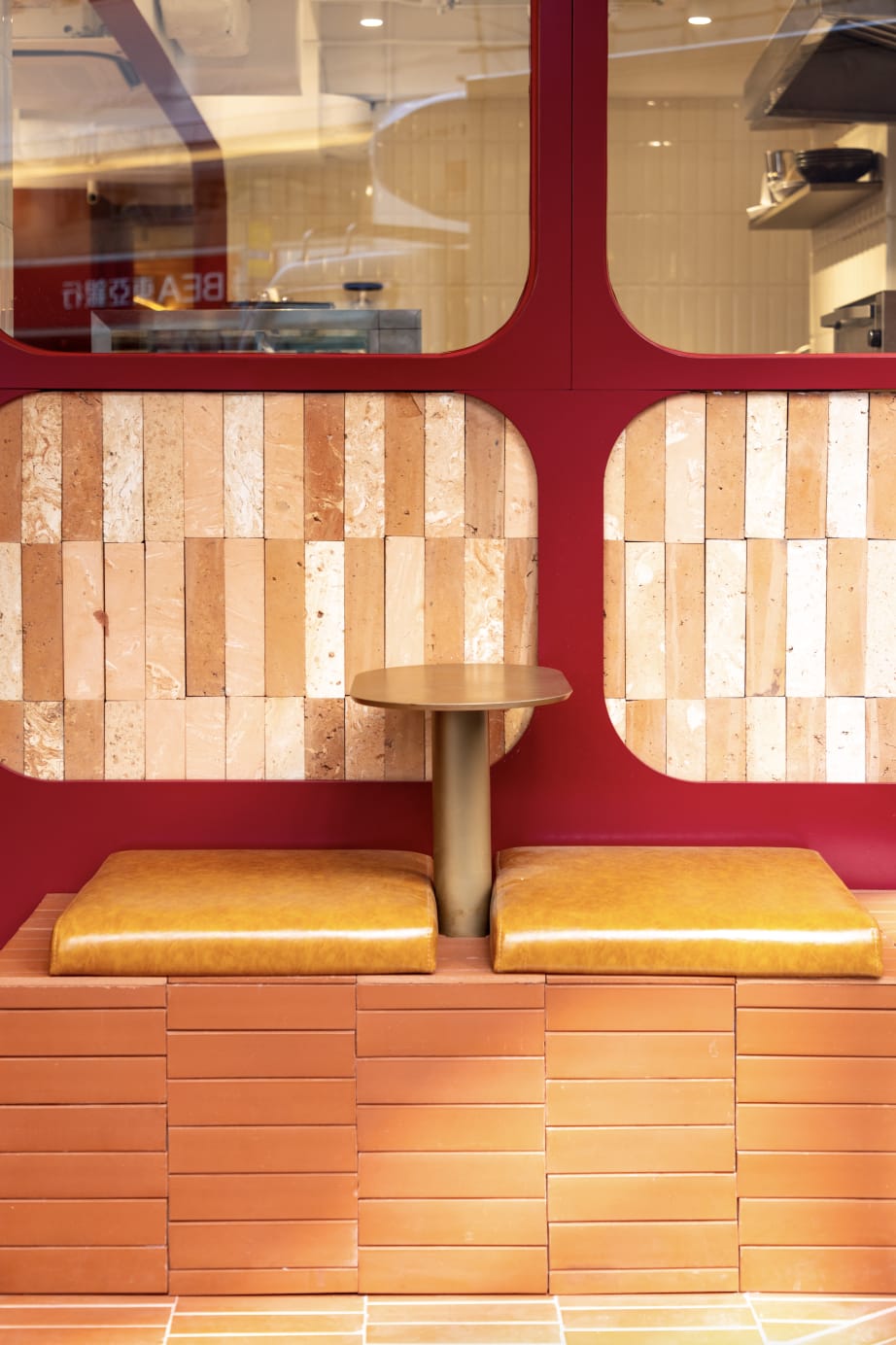 紅磚牆和長凳的餐廳,以跑馬地成和道咖啡店和裕利工程為特色。