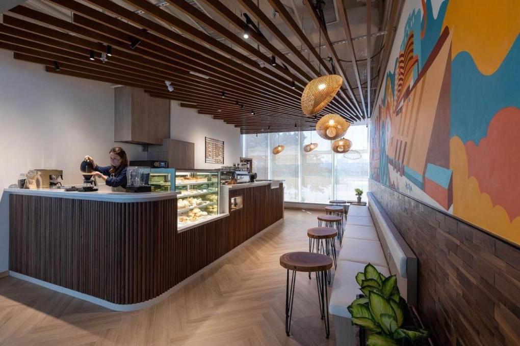裕利工程九龍灣咖啡店內部,牆上有壁畫。
