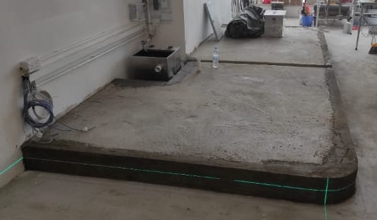 裕利工程咖啡店地板上的房間裡有綠色激光。