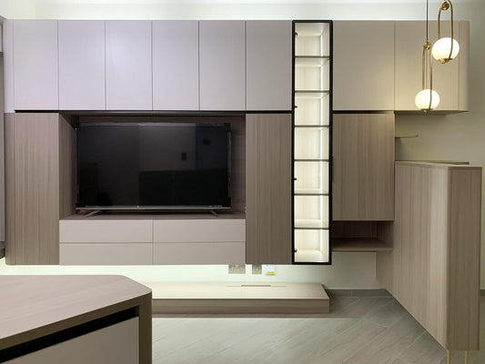 現代客廳配有裕利工程定制櫥櫃和電視。