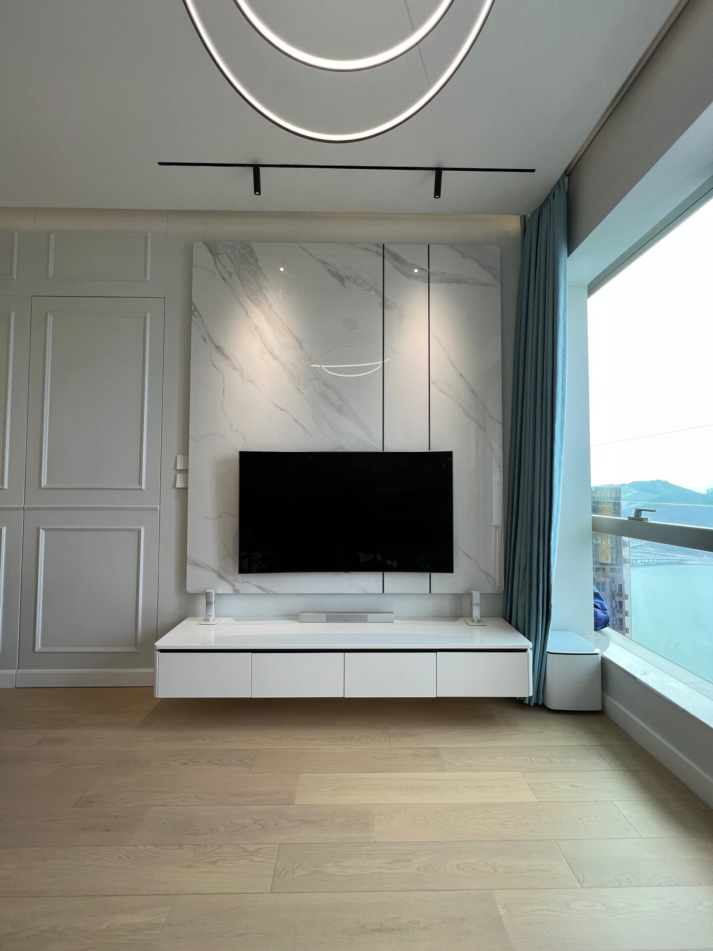 客廳配有裕利工程 Grand Marini 電視和大窗戶。