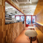 咖啡廳的內部，木牆和凳子，由裕利工程製作。