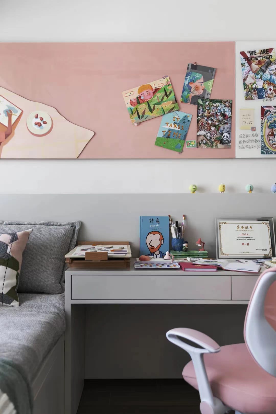 小西灣南灣半島的一間女孩臥室，配有裕利工程粉色書桌和裕利工程粉色椅子。
