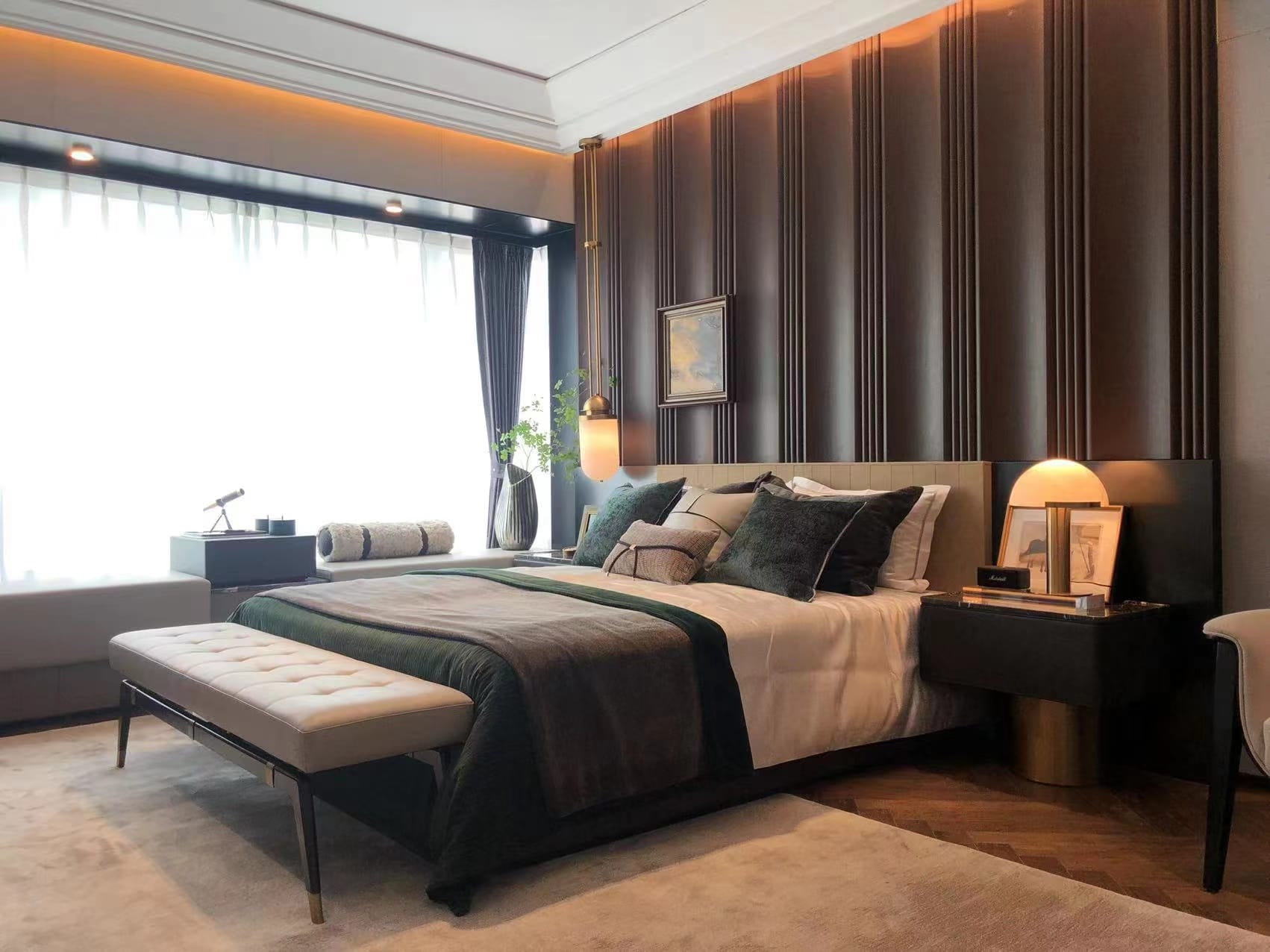 現代化的臥室配有愉景灣海峰徑床和裕利工程品牌的椅子。