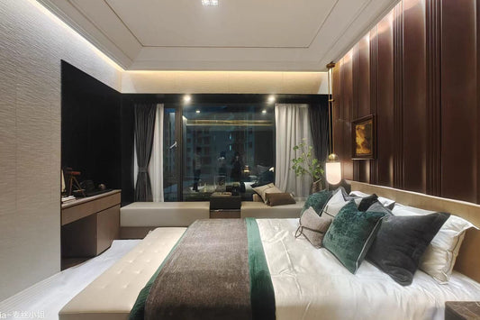 臥室配有裕利工程床和工程案例的大窗戶。