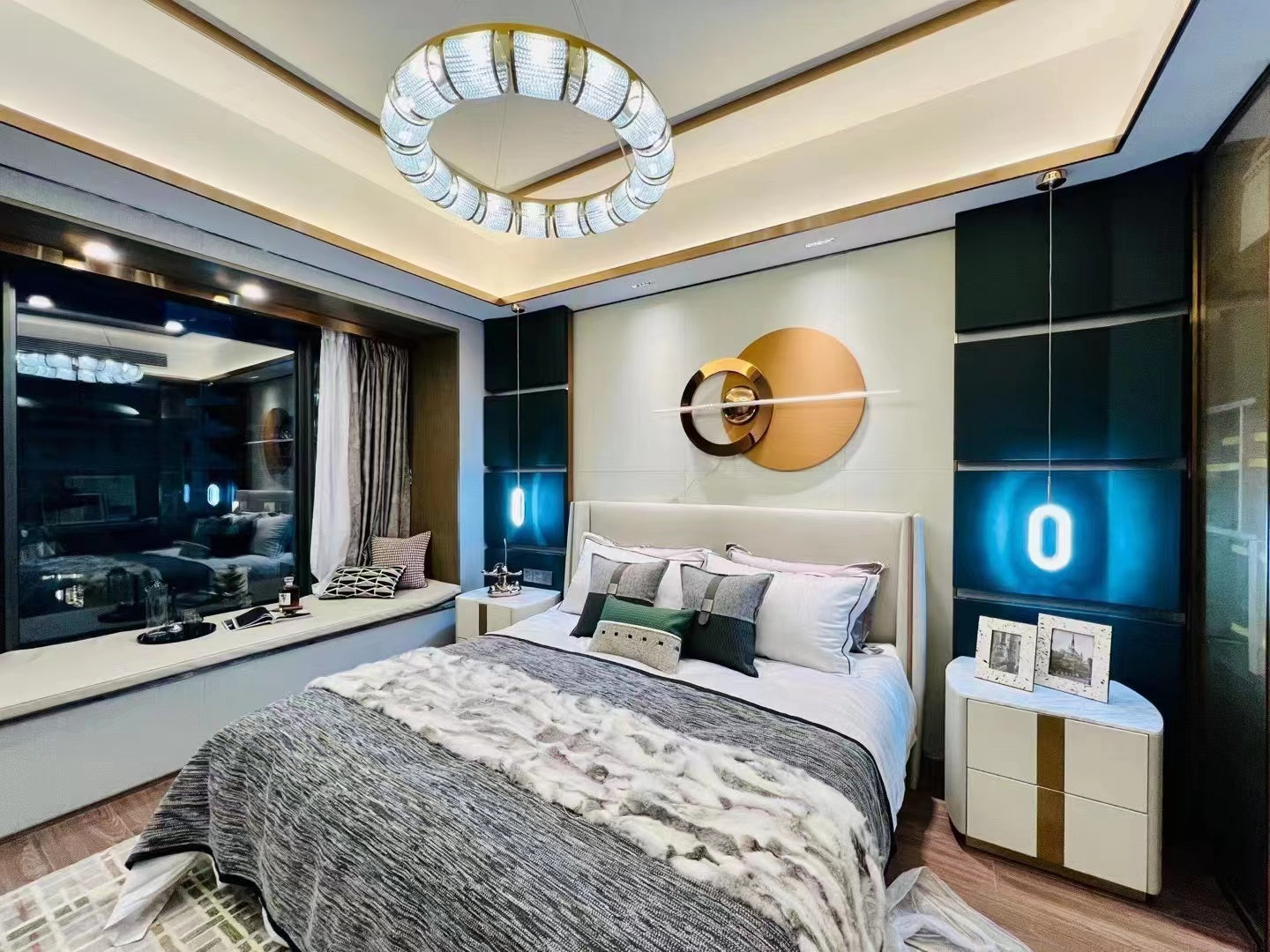 現代化的臥室配有一張大床和裕利工程製造的愉景灣海峰徑吊燈。
