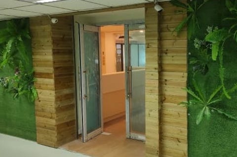 裕利工程位於辦公室，門上有工程案例品牌。
