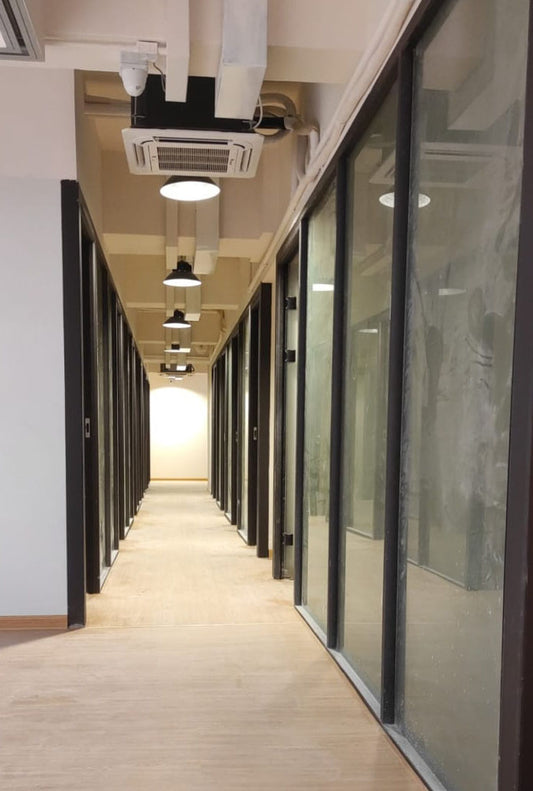 裕利工程辦公室內一條長長的走廊，有玻璃門。