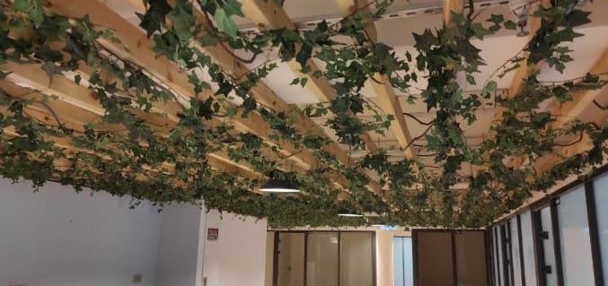九龍灣共用辦公室，天花板懸掛裕利工程。