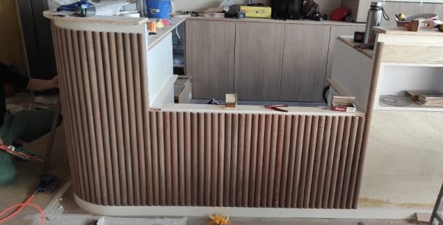 一名男子正在裕利工程廚房的木製櫃檯上工作。