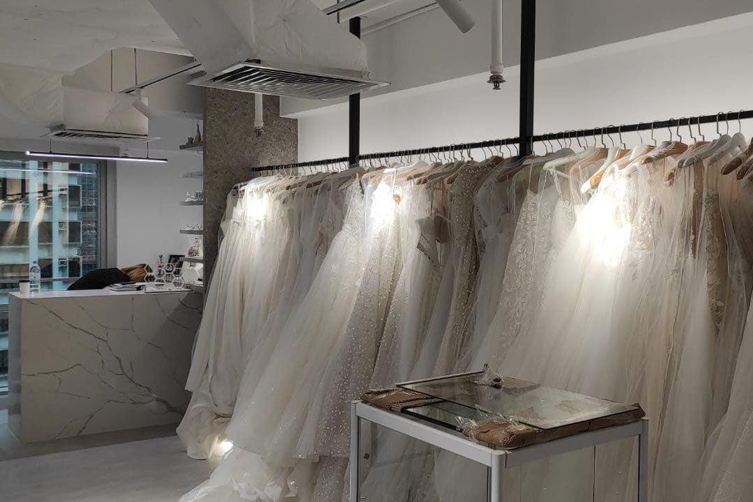 上環婚紗店裡有掛在架子上的婚紗，由裕利工程設計。