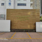 香港一棟大樓前的木牆，由裕利工程建造。