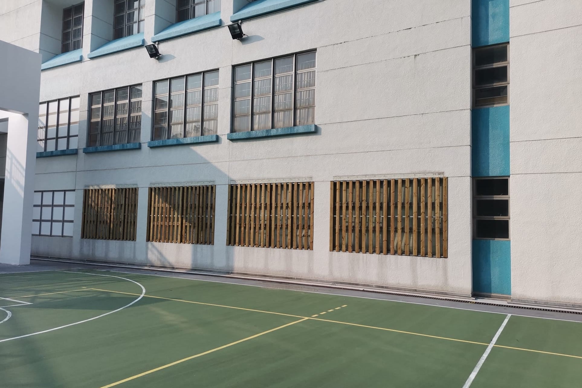 觀塘學校大樓前的裕利工程籃球場。