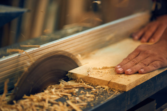 一個人正在使用裕利工程手鋸切割一塊木器工程。